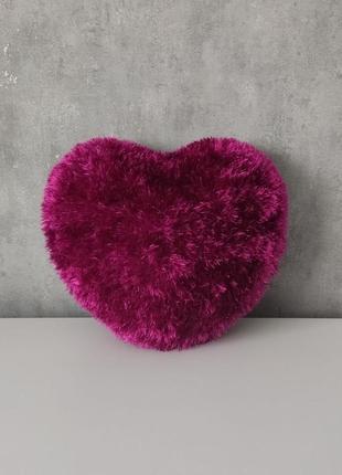 Декоративна малинова подушка у вигляді серця3 фото