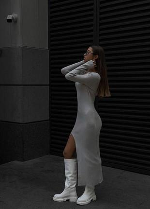 Трикотажное платье макси с разрезами рубчик серый3 фото