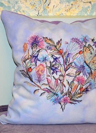 Декоративная подушка с  вышивкой цветочное сердце