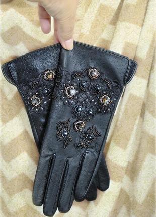 Черные кожаные перчатки расшитые камнями и бисером
