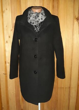 Чёрное пальто на пуговицах с карманами на молниях1 фото