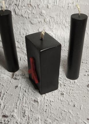 Чорна ритуальна свічка з ручною "чорнобога"3 фото