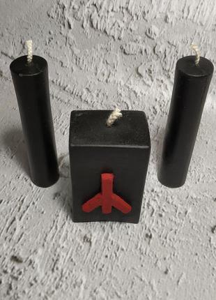Чорна ритуальна свічка з ручною "чорнобога"2 фото