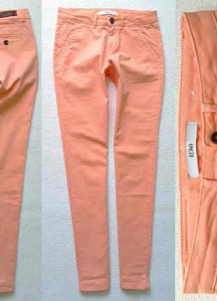 Стрейчевые джинсы абрикосового цвета
