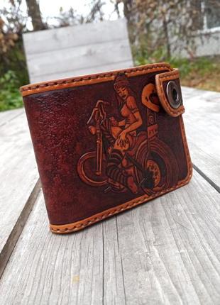 Эксклюзивный кошелёк бифолд с художественным тиснением harley-davidson байкерша1 фото