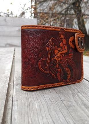Эксклюзивный кошелёк бифолд с художественным тиснением harley-davidson байкерша9 фото