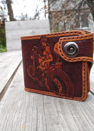 Эксклюзивный кошелёк бифолд с художественным тиснением harley-davidson байкерша2 фото