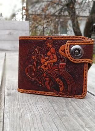 Эксклюзивный кошелёк бифолд с художественным тиснением harley-davidson байкерша8 фото