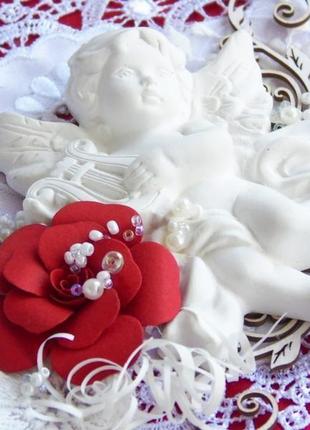 Атласная коробочка в красно-белом цвете с ангелом5 фото