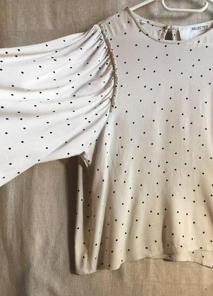 Светло-серая в горошек блуза с объемными рукавами3 фото