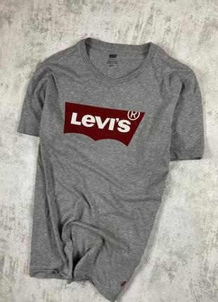 Стильная серая футболка levi’s с красным логотипом: ваш неповторимый образ!3 фото