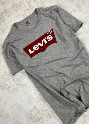 Стильная серая футболка levi’s с красным логотипом: ваш неповторимый образ!5 фото