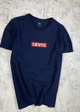Элегантная темно-синяя футболка levi’s: минималистичный шарм с красным акцентом!4 фото