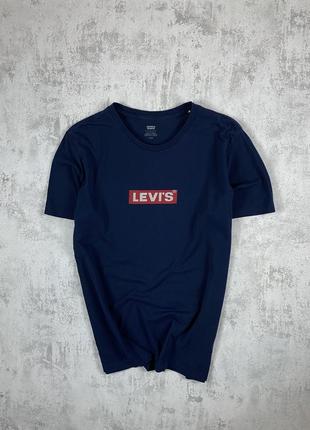 Елегантна темно-синя футболка levi’s: мінімалістичний шарм з червоним акцентом!