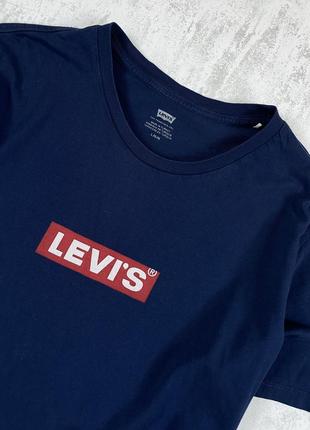 Элегантная темно-синяя футболка levi’s: минималистичный шарм с красным акцентом!2 фото