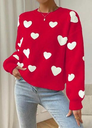 Нежный свитер средней длины со спущенным плечом принт сердечки красный2 фото