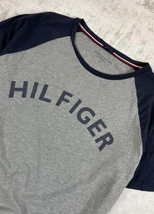 Особливий стиль з tommy hilfiger: синьо-сіра футболка з великим логотипом!2 фото