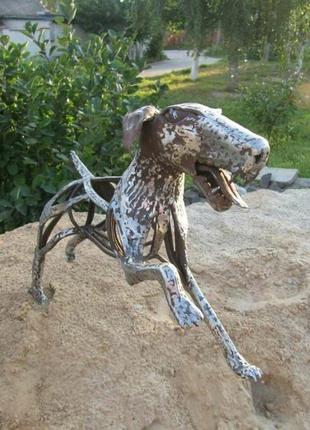 Скульптура з металу собака