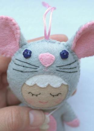 Авторская подвесная игрушка на кроватку - малыш мышка2 фото