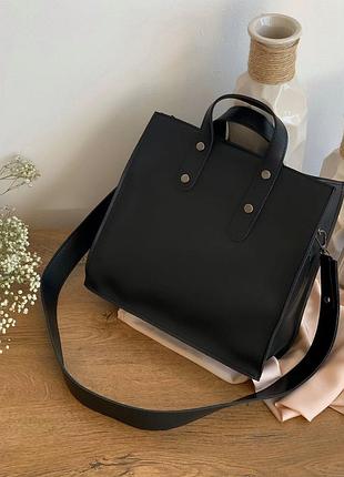 Лаконичная вместительная сумка черного цвета
