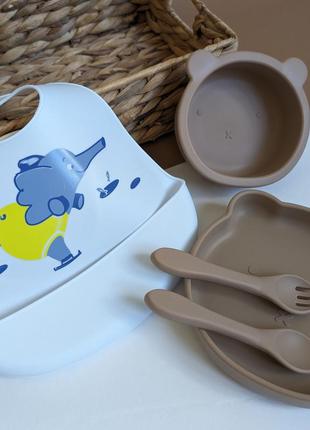 Набір силіконового дитячого посуду для прикорму (5в1), силіконовий посуд для дітей, силіконова тарілка ведмедик, слинявчик, ложка1 фото