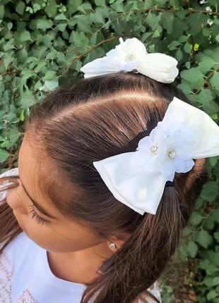 Белые атласные банты с цветами