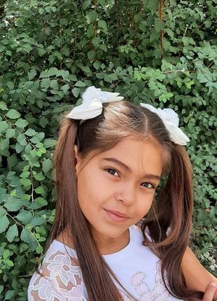 Белые атласные банты с цветами