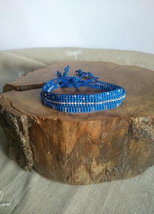 Набор синих браслетов из бисера.