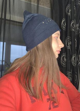 Модная женская шапка синяя утепленная4 фото