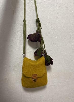 Валяная горчичная сумка с цветами8 фото