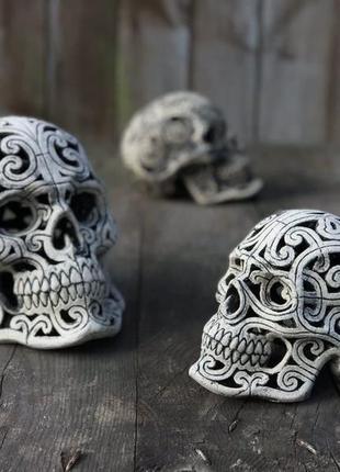 Декоративна статуетка з кераміки череп маорі малий1 фото