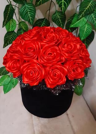 Букет красные розы в бархатной коробке цветы ручная робота