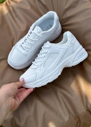 Женские кроссовки