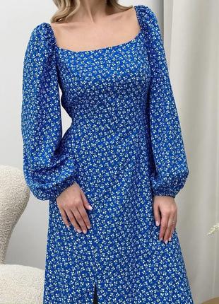 Нежное платье в цветочный принт с разрезом по боку+открытое декольте+пышные рукава синий5 фото