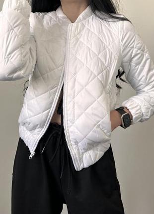 Класна коротка куртка з лакованої плащової тканини білий3 фото