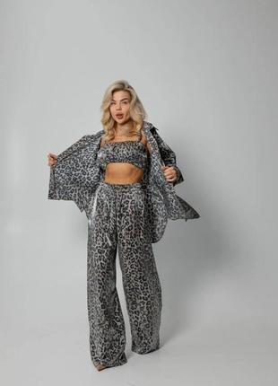 Жіночий леопардовий піжамний костюм (штани+сорочка+топ) зі полірованого штапеля2 фото