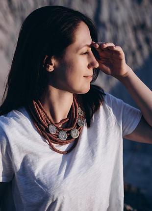 Бусы из керамических бусин с монетами. сетом