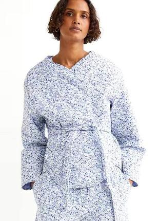 Модная весенняя куртка-одеяло, стеганая с цветочным принтом от h&m.6 фото