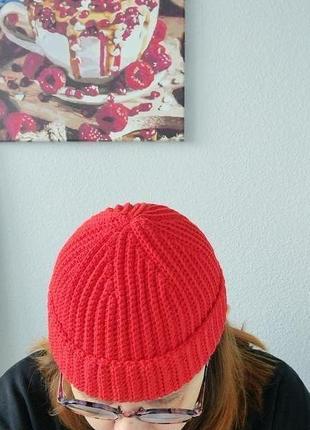 В'язана шапка біні червоного кольору3 фото