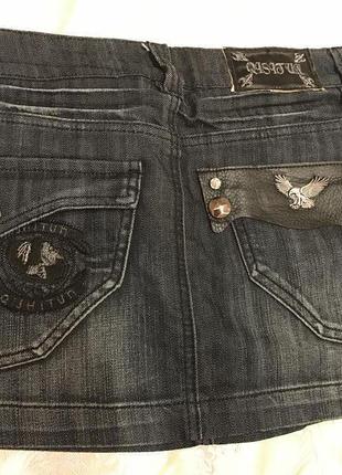 Чёрная джинсовая мини юбка с замками, молнией и кожаными вставками3 фото