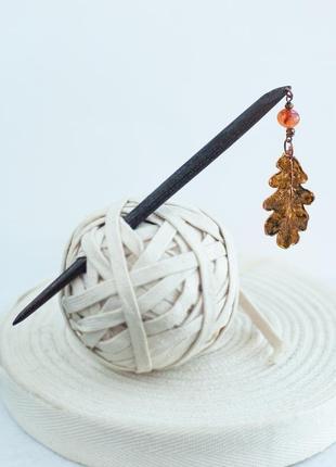 Дерев'яна шпилька для волосся з обмідненим дубовим листочком і сердоліком