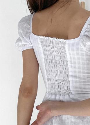 Біла сукня міні з жатої натуральної тканини з квадратним вирізом5 фото