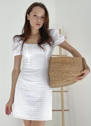 Біла сукня міні з жатої натуральної тканини з квадратним вирізом3 фото