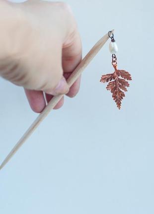 Дерев'яна шпилька для волосся з цим листом папороті і білої перлиною1 фото