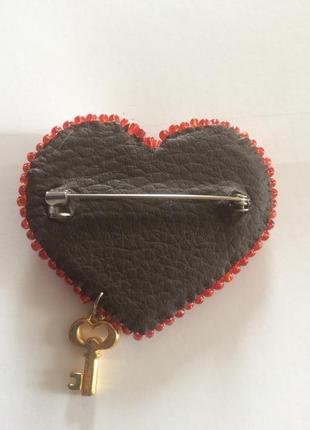 Брошка серце з ключем з намистин бісеру3 фото