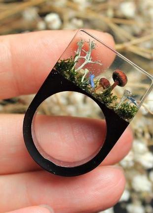 Кольцо из ювелирной смолы с засушенными растениями4 фото