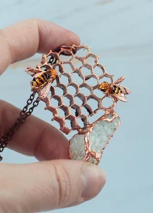 Кулон с настоящими медовыми сотами, пчелами и необработанным кристаллом цитрина  покрытые медью3 фото