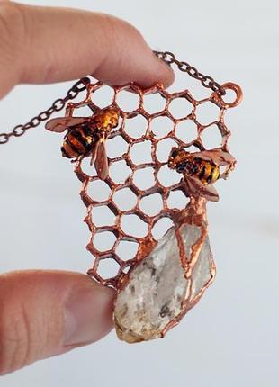 Кулон с настоящими медовыми сотами, пчелами и необработанным кристаллом цитрина покрытые медью