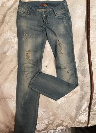 Летние светло голубые рваные джинсы