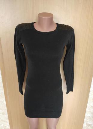 Черное короткое  платье по фигуре с пайетками на плечах1 фото